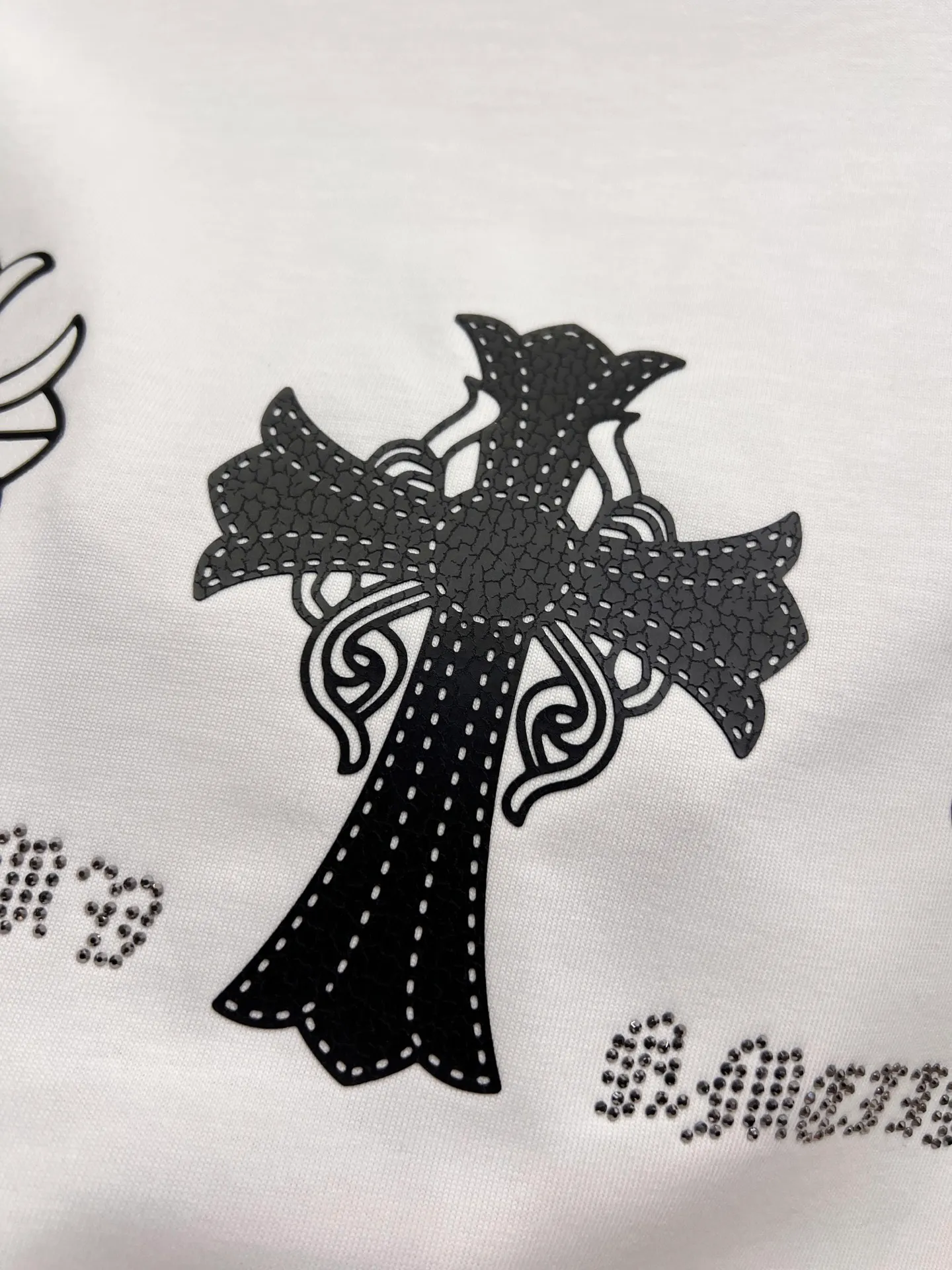 🅿️190 CH Crow 2025 Autumn and Winter New Short-sleeved T-shirt Cross leather craft Customized hardware metal + Middle Eastern Australian diamond design craft The real thing is great🔥Same style for men and women, loose version Size S M L XL XXL Five sizes black white